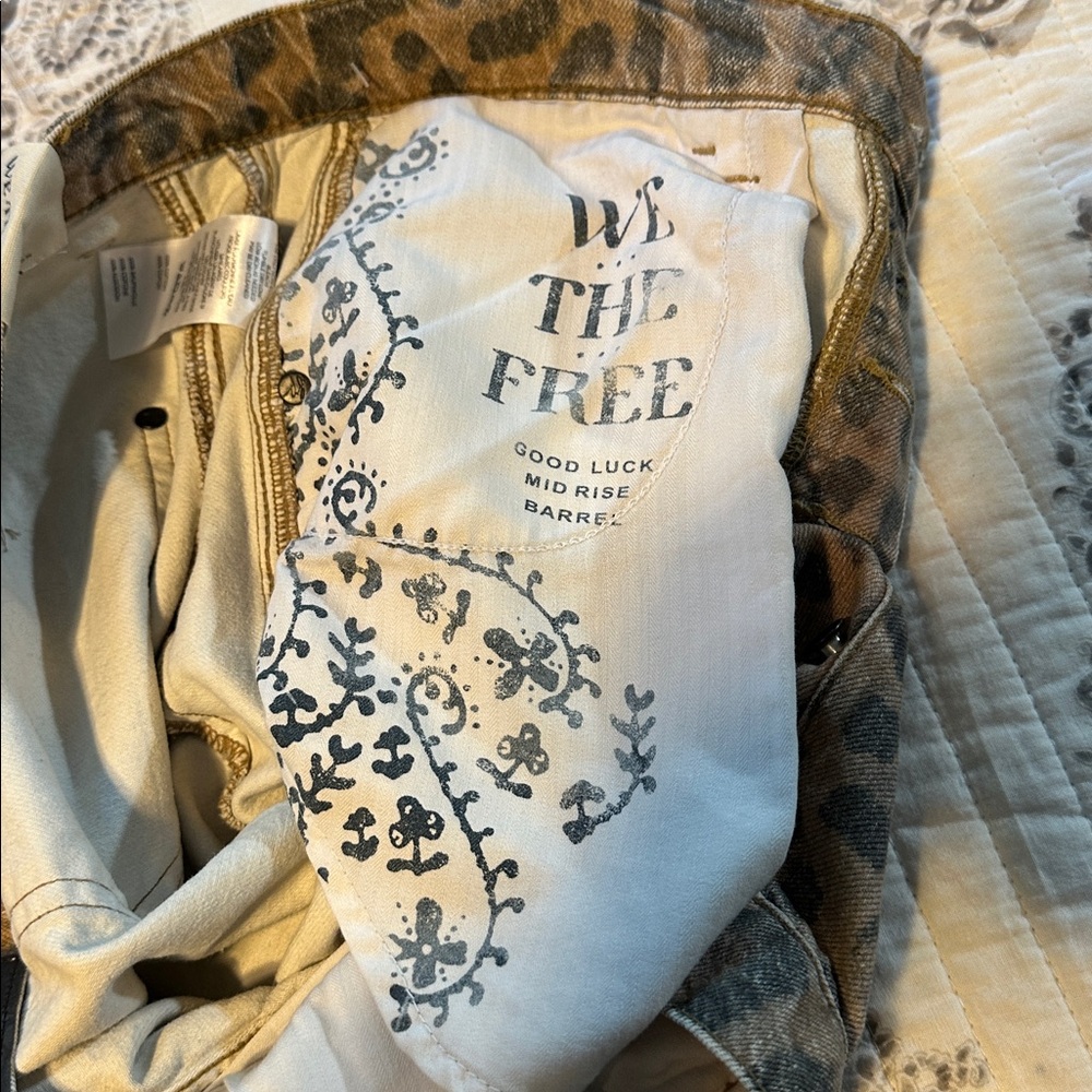 We The Free Good Luck Midrise Barrel jeans
Cheetah Leopard print- - Picture 4 of 6